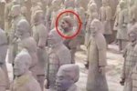 女子發(fā)現(xiàn)兵馬俑動(dòng) 原來(lái)是假扮的