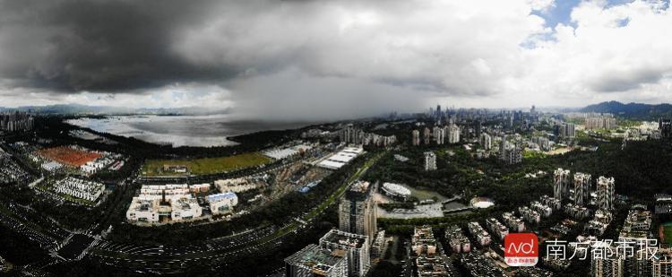 深圳突現巨龍吐水