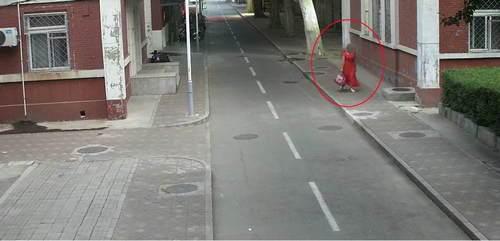 群演喬裝進女宿舍