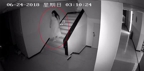 群演喬裝進女宿舍