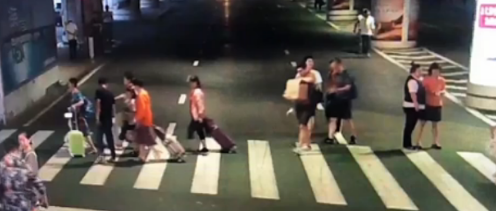 大媽撿走掉落錢包