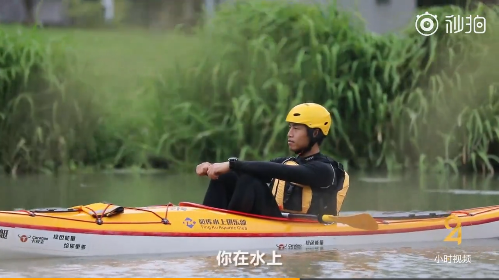 中學(xué)老師劃船上班