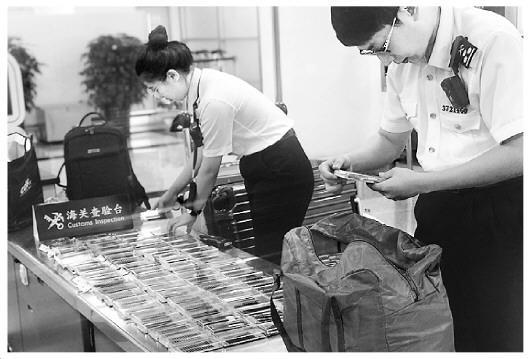 圖為海關工作人員在檢查旅客攜帶的假睫毛。王詠潔 攝