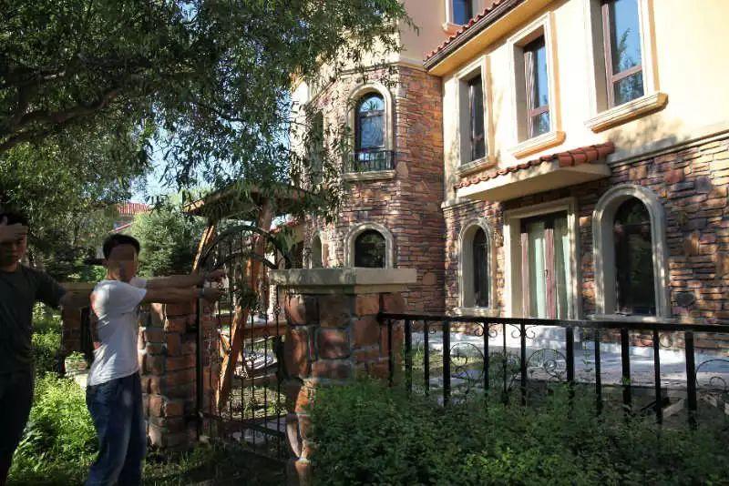 倆盜賊進別墅驚呆