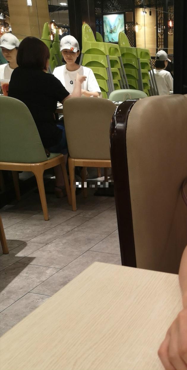 網(wǎng)友餐廳偶遇高圓圓