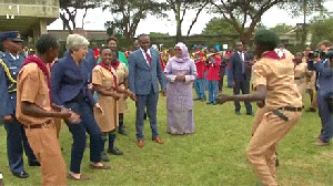 梅姨因尬舞火了 特蕾莎·梅訪問非洲