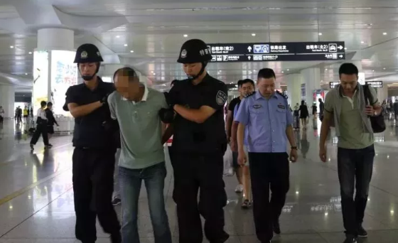 逃犯因一顆痣落網