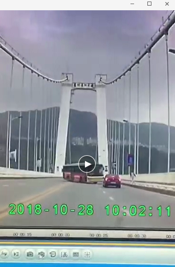 重慶公交墜江瞬間 公交車突然急轉沖出護欄