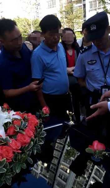 男子攔婚車討喜糖把勞斯萊斯的車標志掰斷了