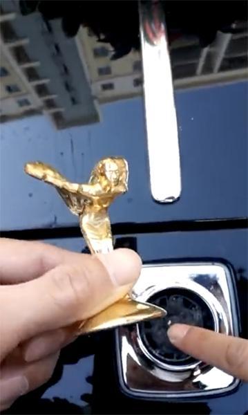 男子攔婚車討喜糖把勞斯萊斯的車標志掰斷了