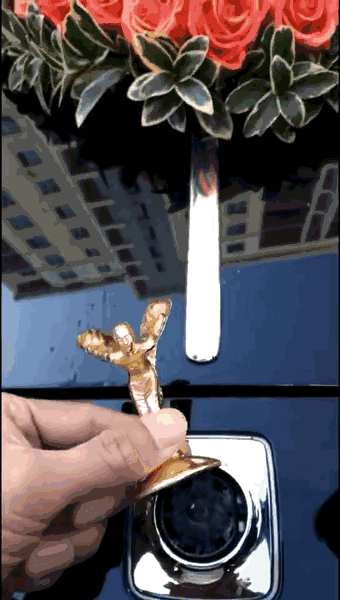 男子攔婚車討喜糖把勞斯萊斯的車標志掰斷了