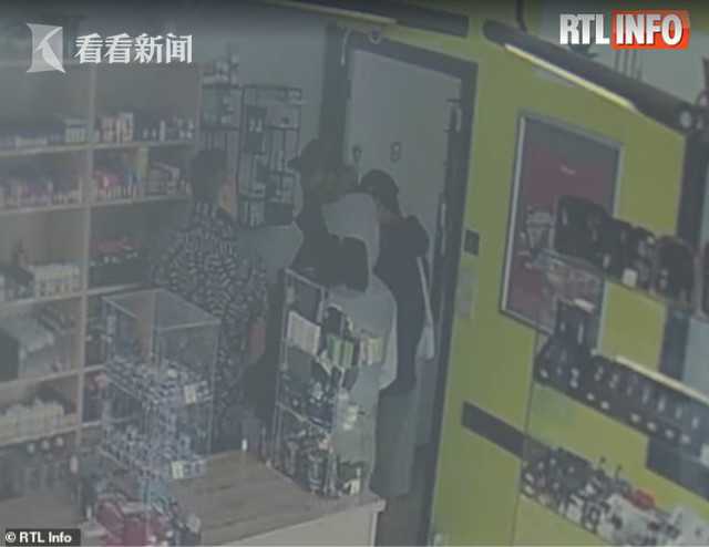 比利時(shí)店鋪遇搶劫 老板巧妙設(shè)套笨賊被抓