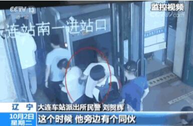 手機拿手上還被偷