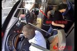 公交司機2秒奪回乘客被盜手機