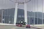 重慶公交墜江瞬間 公交車突然急轉(zhuǎn)沖出護欄