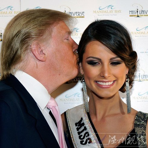 美議員揮拳打記者