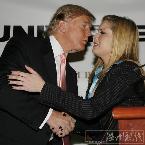 美議員揮拳打記者