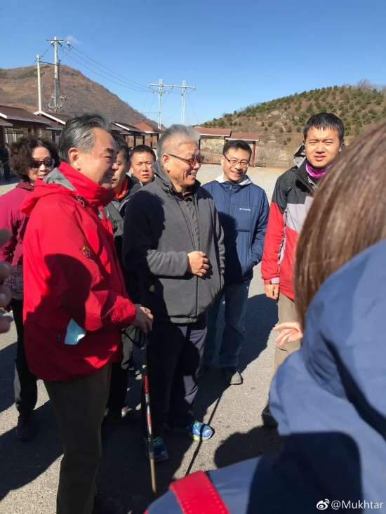 爬山偶遇外交部長王毅