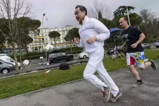 爬山偶遇外交部長王毅