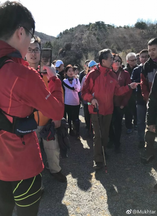 爬山偶遇外交部長王毅