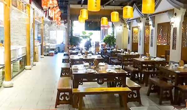 服務員上菜前偷吃