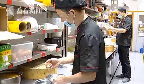 服務員上菜前偷吃