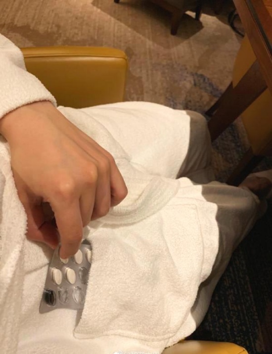 酒店浴袍中掏出藥