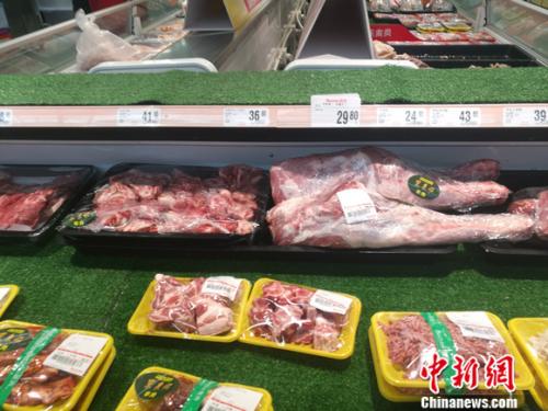 羊肉價格坐上火箭：北京羊肉漲價，12月漲到38元一斤了，北京羊肉還算便宜的，溫州鄉(xiāng)下一些菜市場賣的本地羊肉，去年就賣到60多元一斤了，到農村養(yǎng)殖戶買黑山羊價格更貴，要75元一斤，過年還會漲價。</