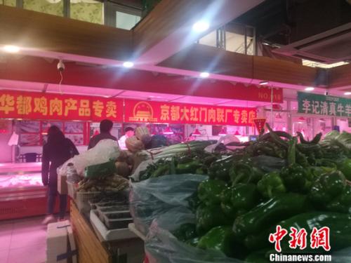 羊肉價格坐上火箭：北京羊肉漲價，12月漲到38元一斤了，北京羊肉還算便宜的，溫州鄉(xiāng)下一些菜市場賣的本地羊肉，去年就賣到60多元一斤了，到農村養(yǎng)殖戶買黑山羊價格更貴，要75元一斤，過年還會漲價。</
