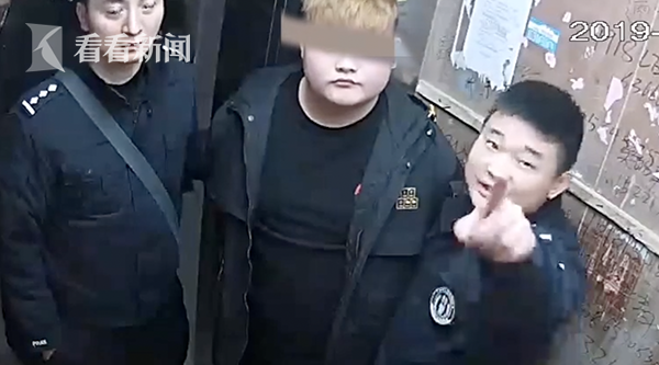 小偷向監控飛吻