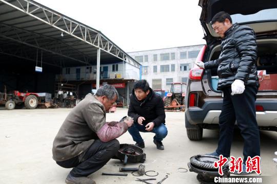 盲人摸成修車高手