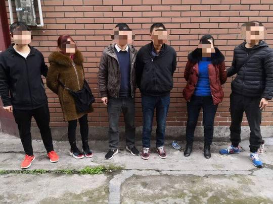 寶石戒指當(dāng)街急賣 大媽上當(dāng)