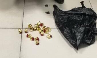 寶石戒指當(dāng)街急賣 大媽上當(dāng)