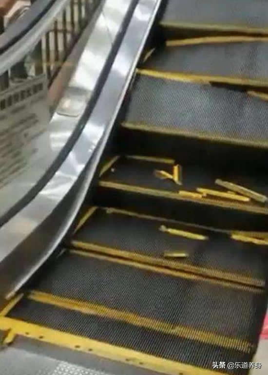 商場電梯崩裂瞬間