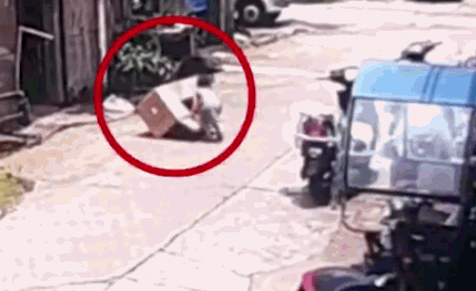 女童鉆紙箱被碾軋