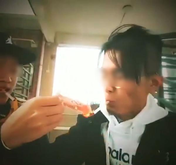 主播用人民幣點煙