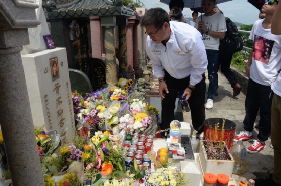 黃家駒墓碑遭人刻字