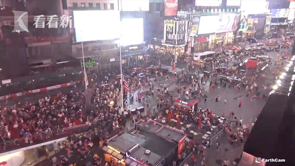 美國(guó)時(shí)代廣場(chǎng)萬人奔逃 原來只是摩托車排氣聲