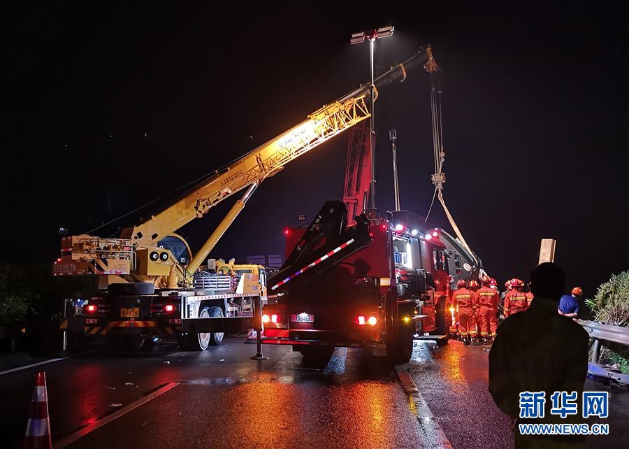 廣東大巴高速側翻