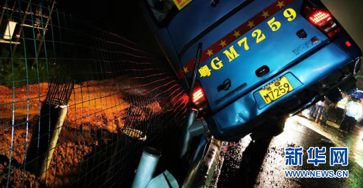 廣東大巴高速側翻