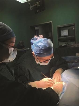 醫生邊吸氧邊手術