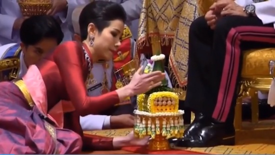 泰國國王公開納妃