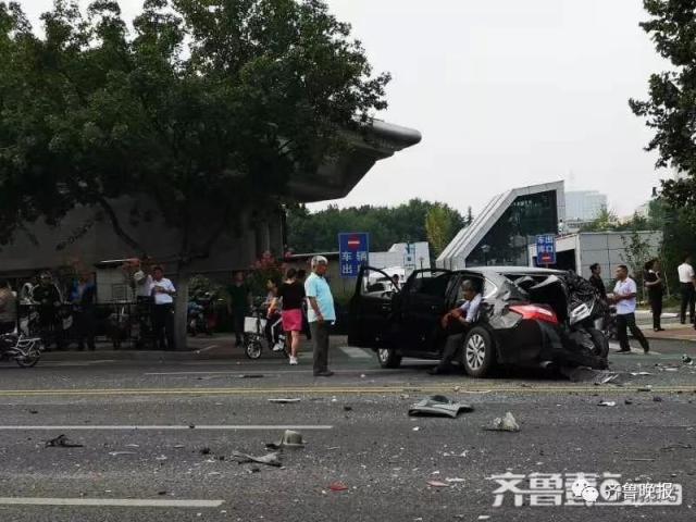 濟南鬧市10車連撞