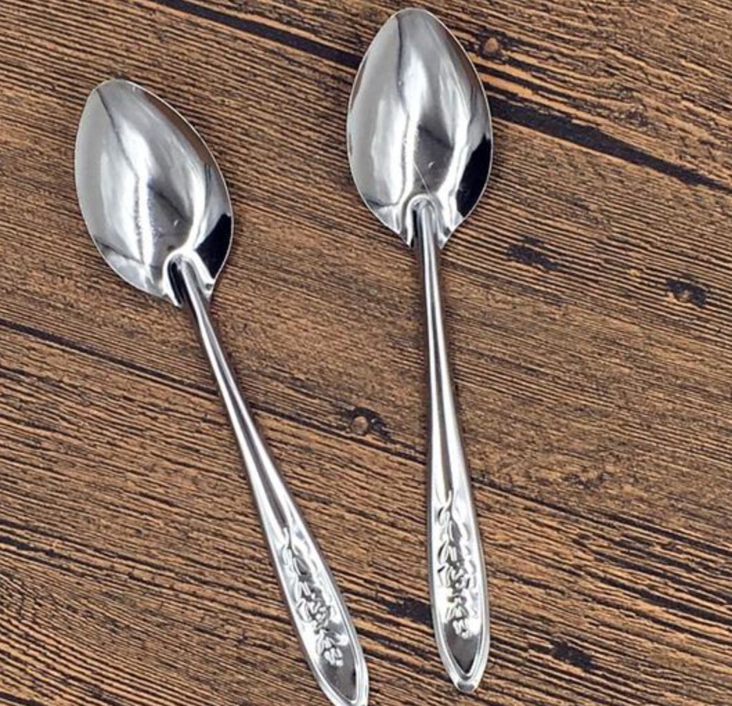 女孩醉酒吞下湯勺