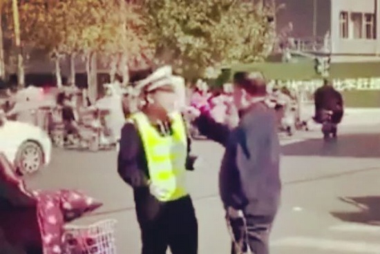 老人闖紅燈被阻 扇交警耳光