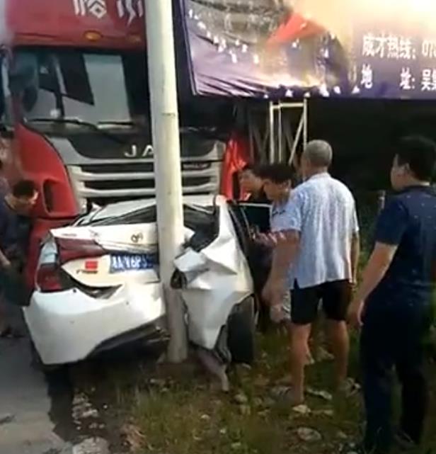 白色轎車被嚴(yán)重擠壓變形