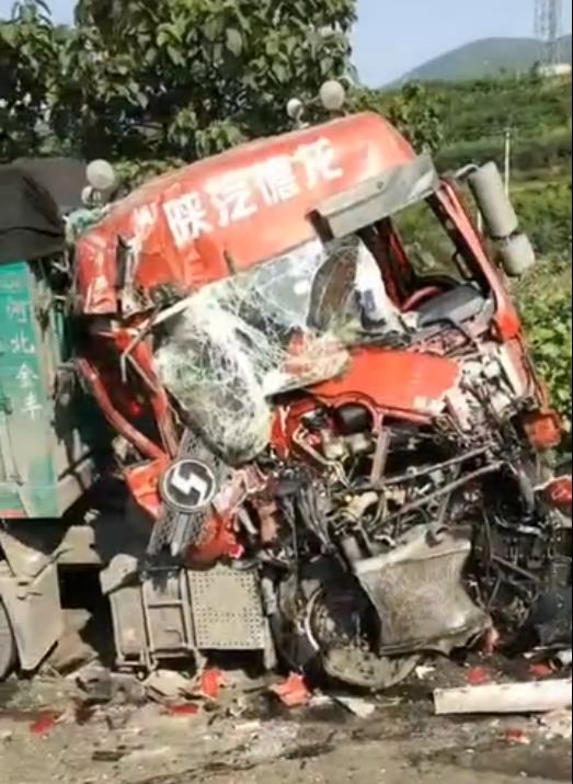 其中一輛紅色的半掛車頭部幾乎沒了