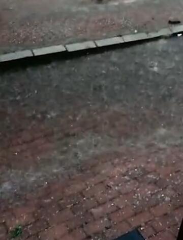 哈爾濱突降暴雨冰雹白天變黑夜