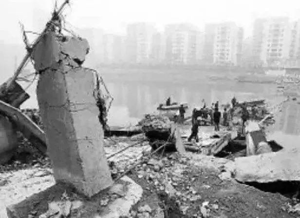 重慶綦江彩虹橋垮塌 過去很久警示還在