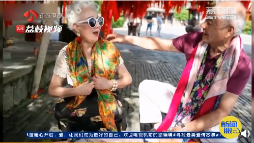 7旬大爺帶一箱絲巾為妻子拍照